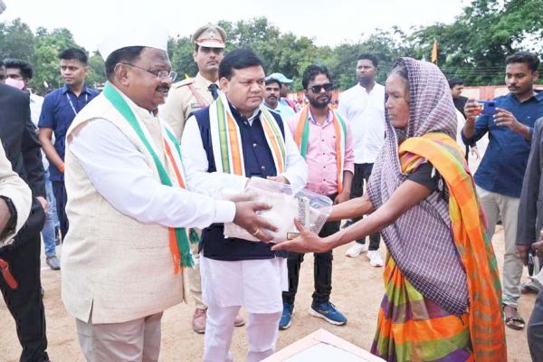 संसदीय सचिव मिंज ने ध्वजारोहण कर ली परेड की सलामी