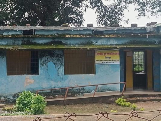 प्लास्टिक झिल्ली के नीचे नौनिहालों का गढ़ता बचपन