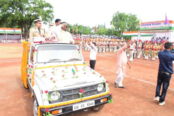 प्रभारी मंत्री भगत ने ध्वजारोहण  कर ली परेड की सलामी