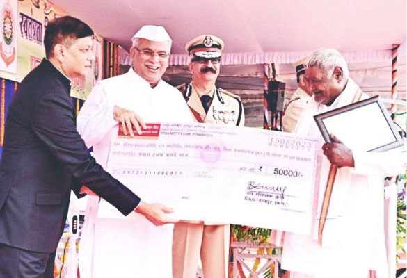 सीएम ने अमलीडीह गौठान  को किया सम्मानित