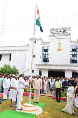 कलेक्टर ने कलेक्टोरेट  में फहराया तिरंगा