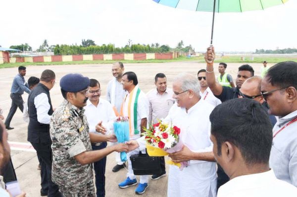 सीएम का जगदलपुर एयरपोर्ट  पर आत्मीय स्वागत