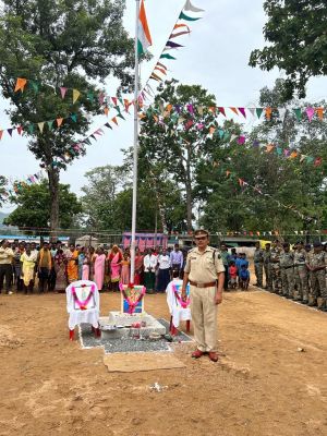 नक्सलगढ़ में पुलिस की सेंधमारी, कुधुर में भव्य तरीके से ग्रामीणों ने मनाया स्वतंत्रता दिवस