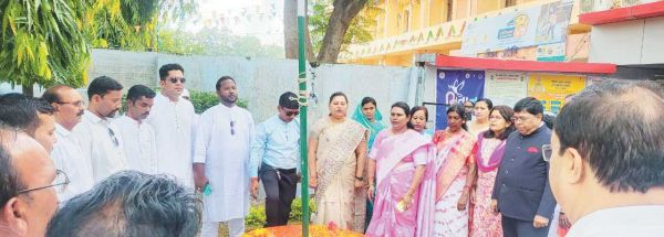 महापौर  ने निगम परिसर में किया ध्वजारोहण