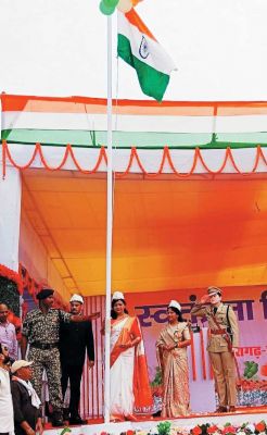 विधायक संगीता ने किया ध्वजारोहण