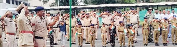 एसपी ने किया ध्वजारोहण