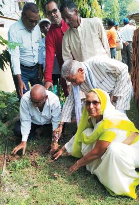 पेंशनरों ने यज्ञ अनुष्ठान कर किया ध्वजारोहण