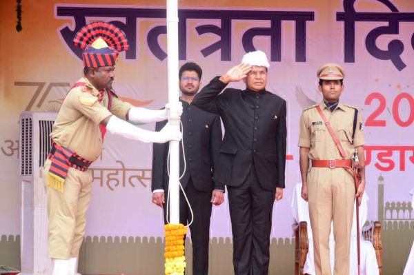 आदिम जाति विकास मंत्री मरकाम ने ध्वजारोहण कर परेड की सलामी ली