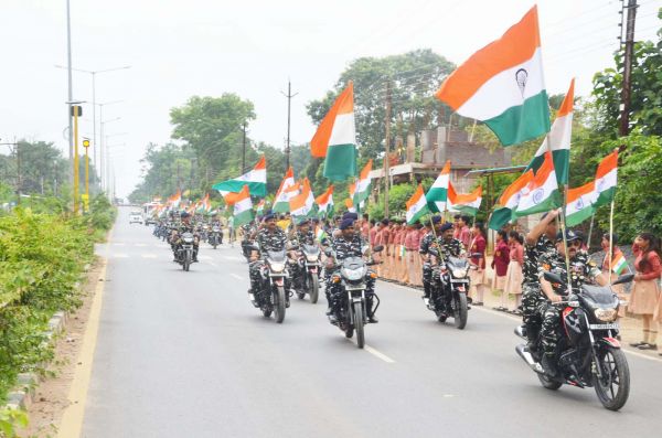 सीआरपीएफ  जवानों ने  निकाली तिरंगा बाईक रैली 