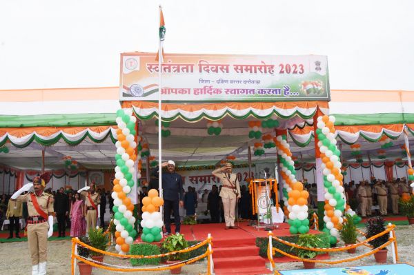 दंतेवाड़ा में रेखचंद ने लहराया तिरंगा