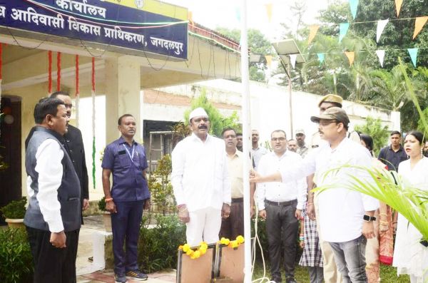 बस्तर विकास प्राधिकरण के अध्यक्ष ने कार्यालय में किया ध्वजारोहण