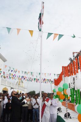कलेक्टर ने लहराया तिरंगा