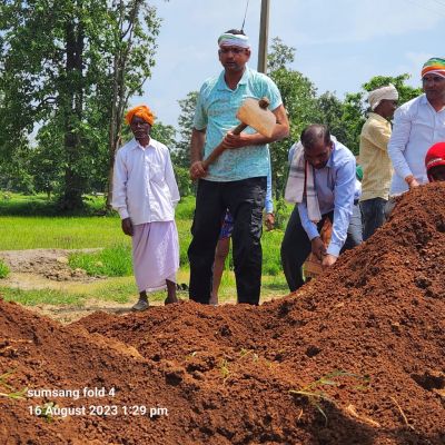 नवाज भी ग्रामीणों के साथ उतरे श्रमदान करने  