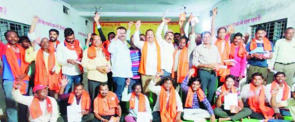 भगवा गमछा पहना पन्ना प्रमुखों का किया सम्मान