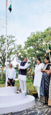 जिपं अध्यक्ष कुडिय़म  ने फहराया तिरंगा