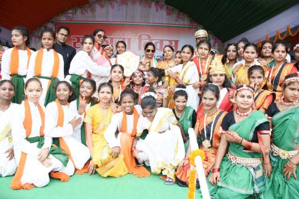 श्रवण बाधितार्थ बालिका विद्यालय की बालिकाओं ने दी रंगारंग प्रस्तुति