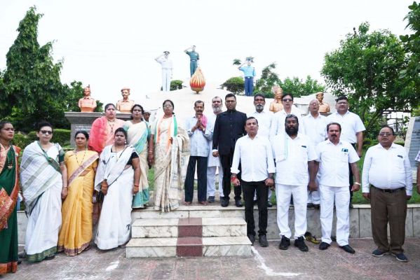 निगम में मेयर ने किया ध्वजारोहण, कर्मचारियों  का हुआ सम्मान