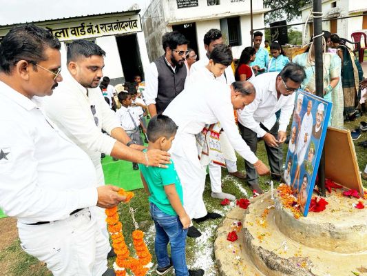 बापूटोल स्कूल में चौहान ने किया ध्वजारोहण