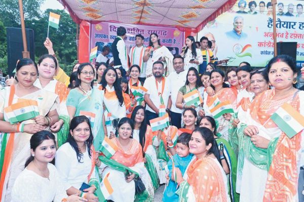 तिरंगा यात्रा निकाल शहीदों को दी श्रद्धांजलि