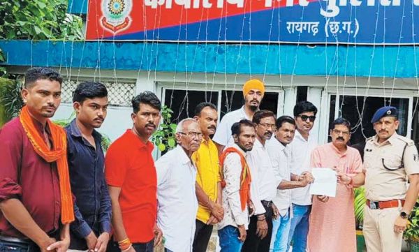 उपसरपंच के खिलाफ स्वतंत्रता दिवस को अवरूद्ध करने, शिक्षकों और छात्रों के साथ मारपीट करने का आरोप