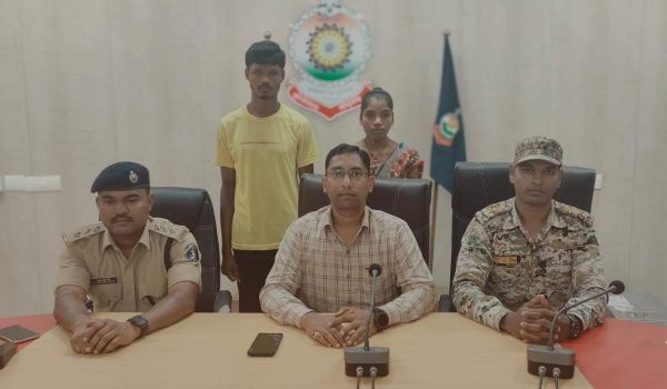 ईनामी नक्सल दम्पत्ति ने किया समर्पण