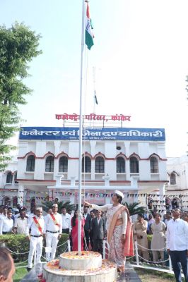 कलेक्टर ने किया ध्वजारोहण 