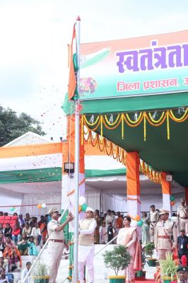संसदीय सचिव शिशुपाल ने ध्वजारोहण कर परेड की सलामी ली
