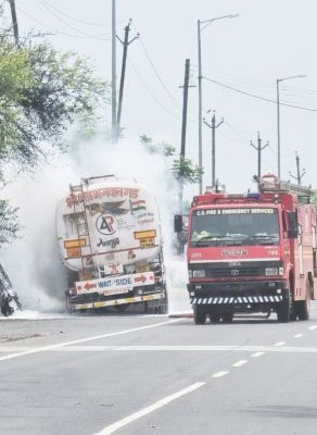 एथेलॉन केमिकल से भरे  टैंकर में लगी आग