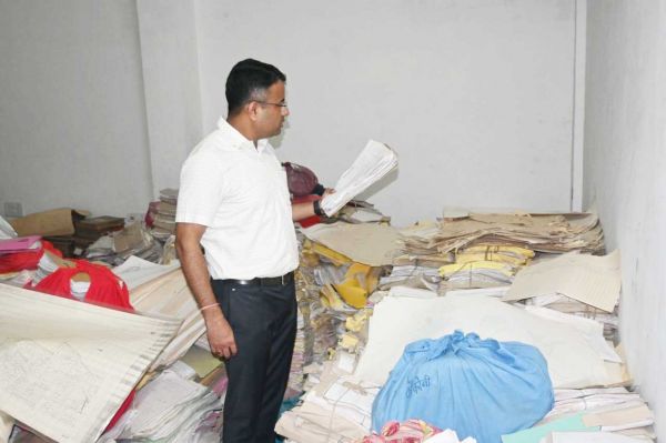 कलेक्टर ने रिकार्ड रूम का किया निरीक्षण