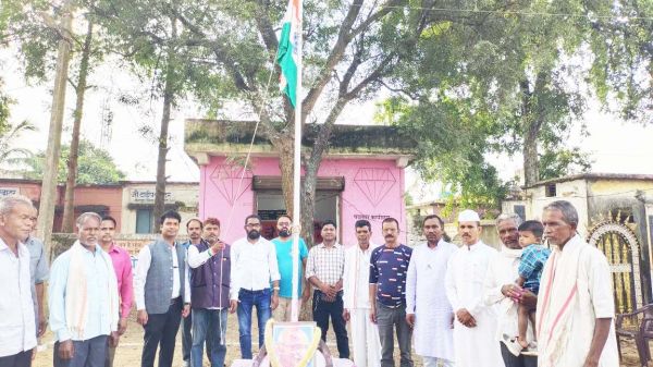 कुशवाह ने पत्रकार कार्यालय में किया ध्वजारोहण