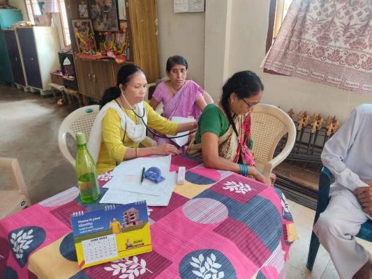 वृद्धाश्रम में स्वास्थ्य परीक्षण