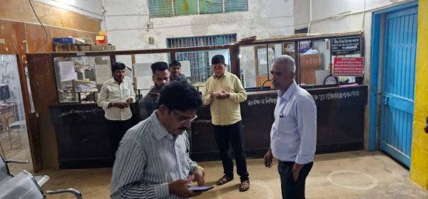 जिला सहकारी बैंक कैशियर पर अभद्र व्यवहार का आरोप
