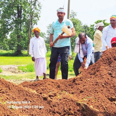 नवाज भी ग्रामीणों संग उतरे श्रमदान करने 