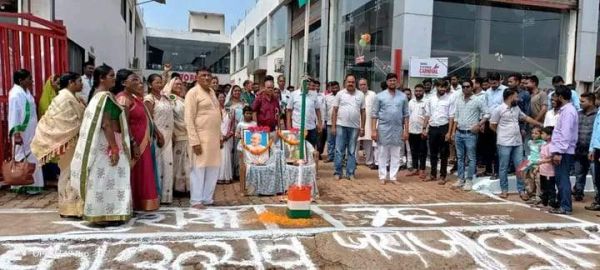 जगह-जगह ध्वजारोहण