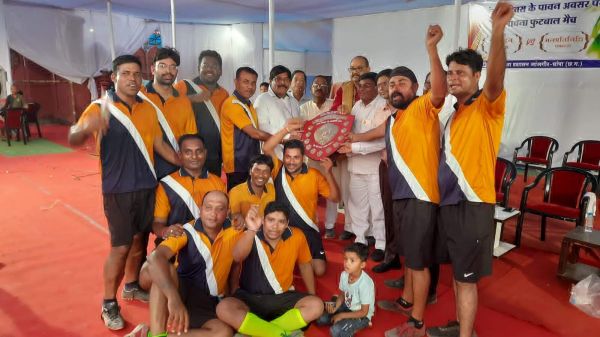 सद्भावना फुटबॉल मैच की विजेता रही प्रशासनिक एकादश की टीम