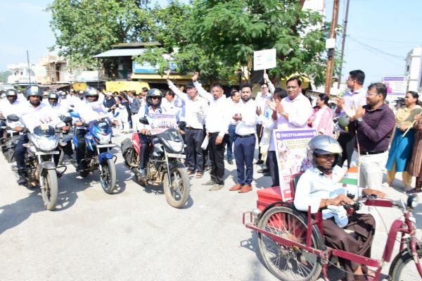 हेलमेट रैली में नागरिकों ने  जोश के साथ लिया हिस्सा