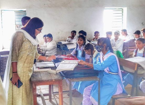 स्कूली छात्राओं को दी यातायात नियमों की जानकारी, सडक़ हादसे से बचने दिए टिप्स