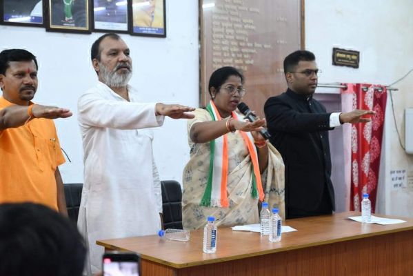 मेयर ने पार्षदों व कर्मियों  को दिलाई शपथ