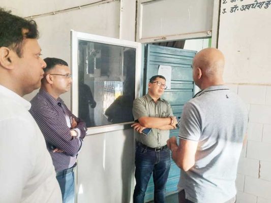 कलेक्टर ने किया अस्पताल-मतदान केंद्रों का निरीक्षण