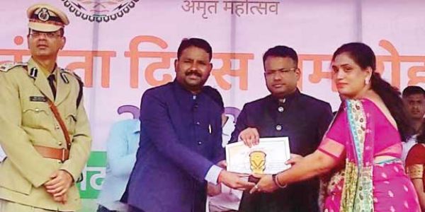 अंगना में शिक्षा की मास्टर ट्रेनर सीमा मिश्रा सम्मानित