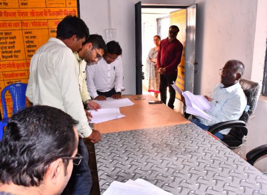 कलेक्टर ने किया मतदान केंद्रों का निरीक्षण, दिए निर्देश