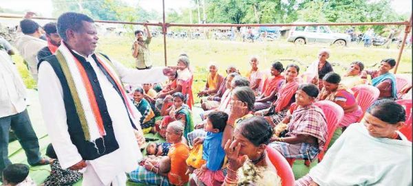 आजादी के बाद नक्सल इलाके के गांवों में पहली बार पहुँचे मंत्री