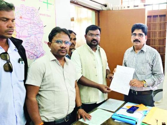 बंजोड़ा के 5 युवक तेलंगाना में बंधक, एसडीएम को ज्ञापन, वापस लाने की गुहार