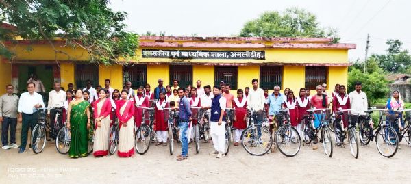 छात्राओं को नि:शुल्क सायकल वितरित