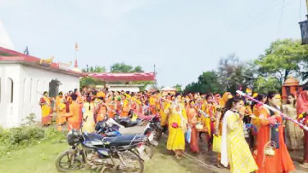 कांवर यात्रा निकाल भक्तों ने किया अभिषेक