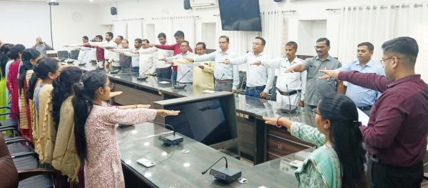 कलेक्टोरेट सहित सभी कार्यालयों  में ली गई सद्भावना की शपथ