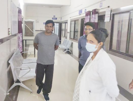 कलेक्टर अचानक अस्पताल-स्कूल पहुंचे