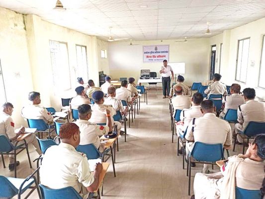 फिंगर प्रिन्ट एक्सपर्ट अधिकारी  से जवानों ने लिया प्रशिक्षण
