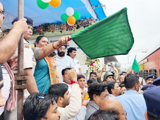 तीन एक्सप्रेस ट्रेन के ठहराव की मिली मंजूरी