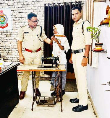 दिव्यांग को जीविकोपार्जन के लिए कोतवाली पुलिस ने दी सिलाई मशीन  